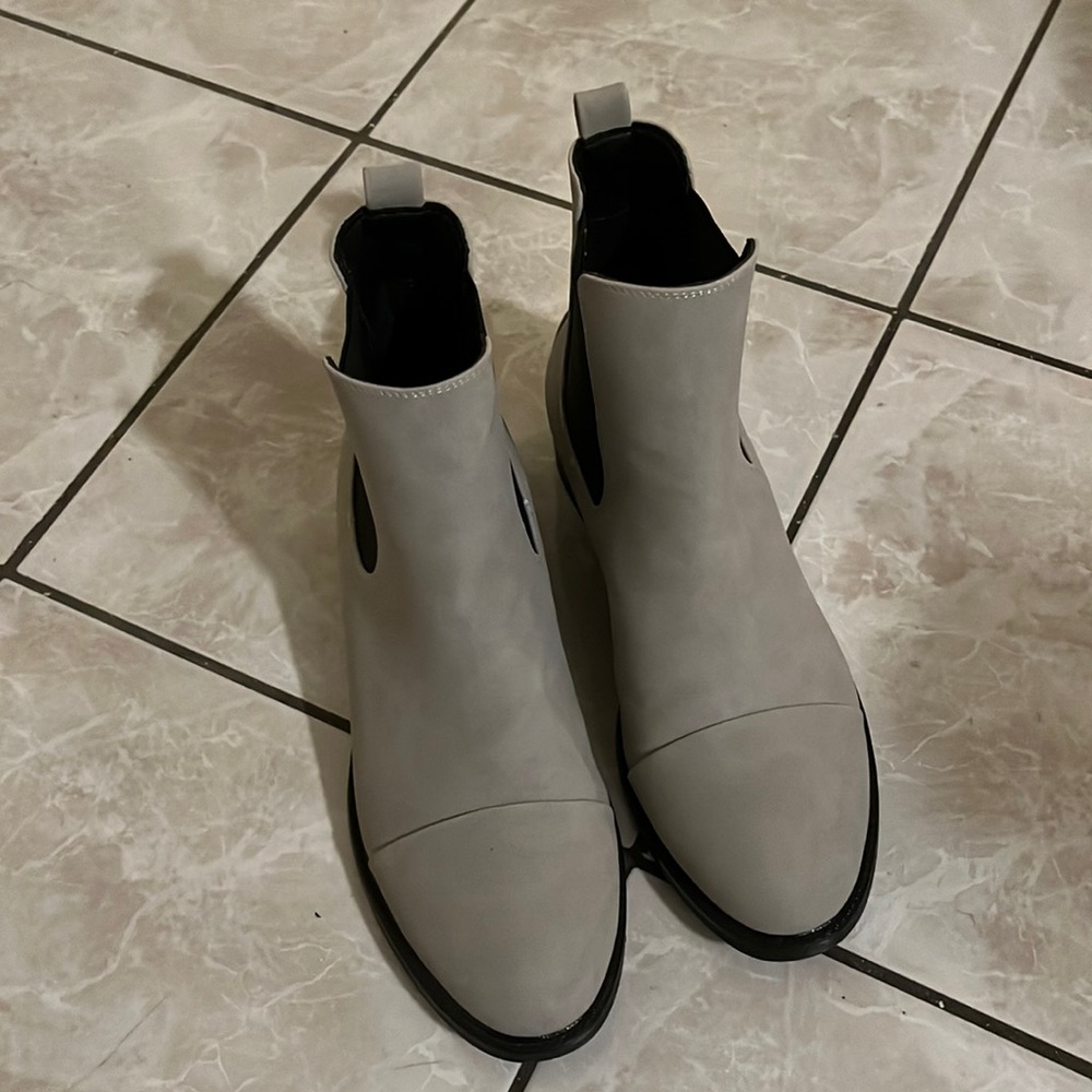 Women’s pioneer boots size 10